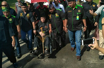 Gunakan Kursi Roda, Syarwan Hamid Kembalikan Gelar Adat Dari LAM Riau